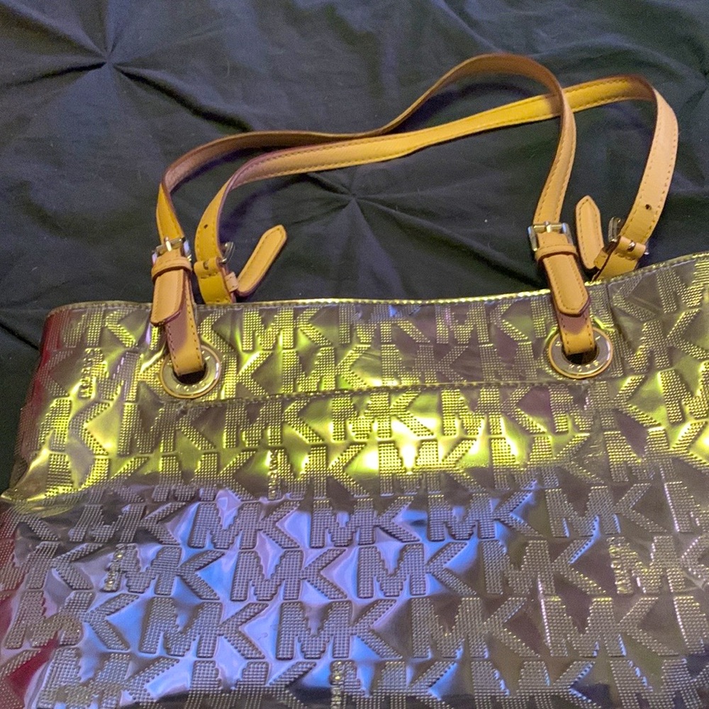 Michael Kors bag on the big size can be used everyday color silver.